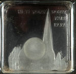 NYWF 1939 CRYSTAL GLASS RELISH TRAY WITH FROSTED SCENES.