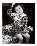 GIRL WITH HUNDREDS OF 1948 CAMPAIGN BUTTONS OUTSTANDING ACME PRESS PHOTO.