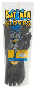 BATMAN BAGGED GLOVES & CARDED BELT.