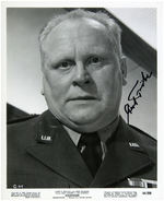 "GOLDFINGER" JAMES BOND VILLAIN GERT FRÖBE SIGNED PHOTO.