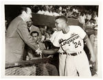 WILLIE MAYS IN PUERTO RICAN "CANGREJEROS" UNIFORM NEWS SERVICE PHOTO.