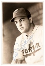 1939 BROOKLYN DODGERS PITCHER "BOOTS" POFFENSBERGER SIGNED VINTAGE PHOTO.