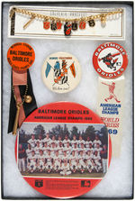 BALTIMORE ORIOLES 1969 AMERICAN LEAGUE & WORLD SERIES CHAMPS GROUP OF FOUR BUTTONS AND BRACELET.