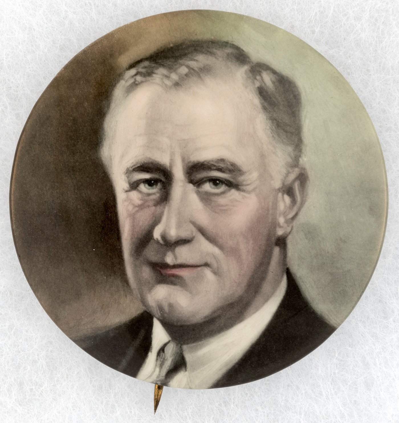 Hake's - LARGE COLORFUL FRANKLIN ROOSEVELT PORTRAIT BUTTON.