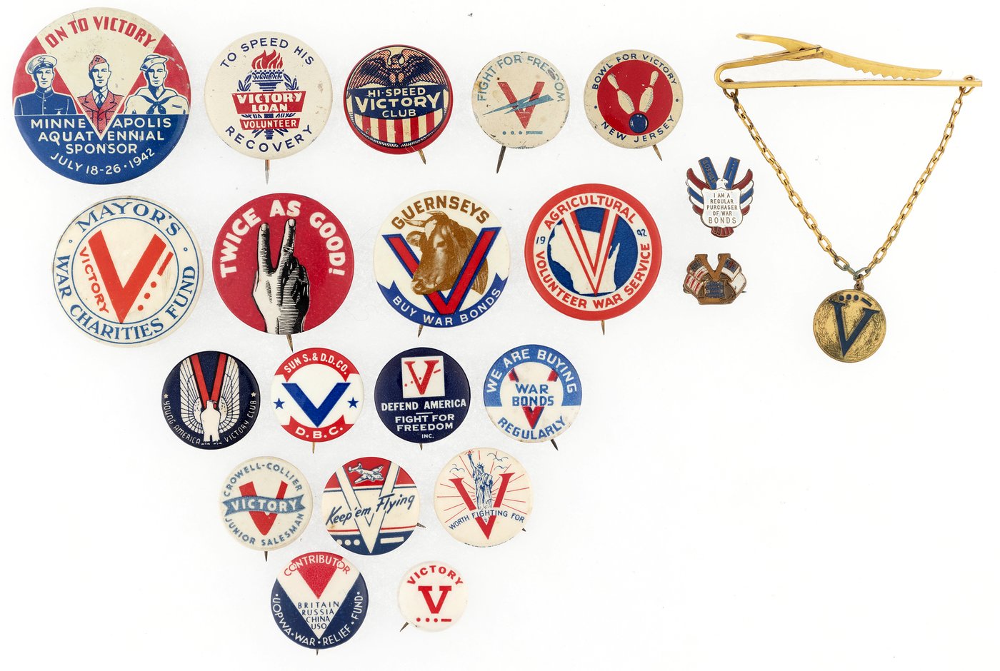 Hake's - V FOR VICTORY COLLECTION OF 18 BUTTONS AND 3 METAL PIECES ...