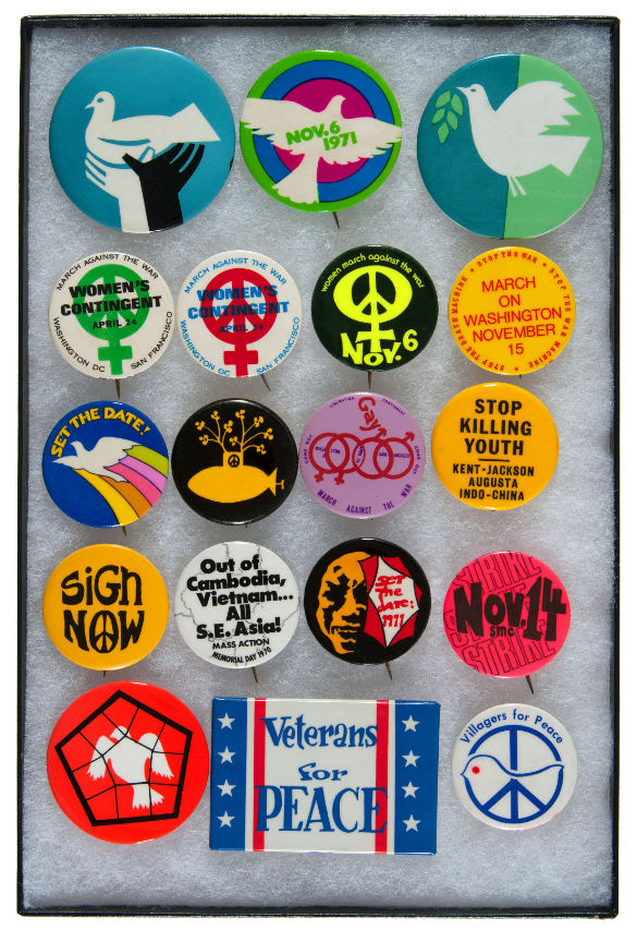 Hake's - COLLECTION OF 18 ANTI-VIETNAM WAR BUTTONS.