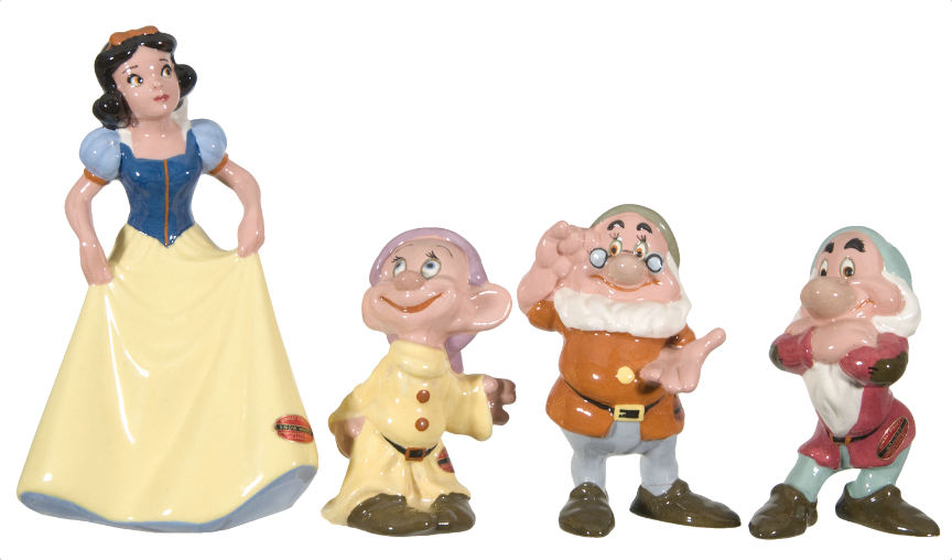 Hake's - SNOW WHITE AND THE SEVEN DWARFS AMERICAN POTTERY FIGURINE SET.